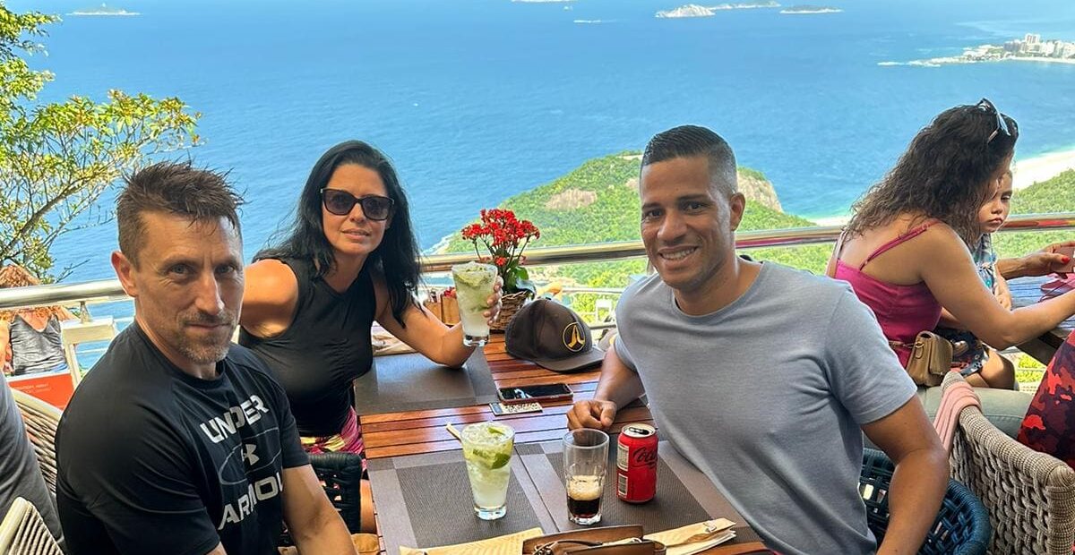 Emmanuel avec des voyageurs lors d’un moment convivial à Rio