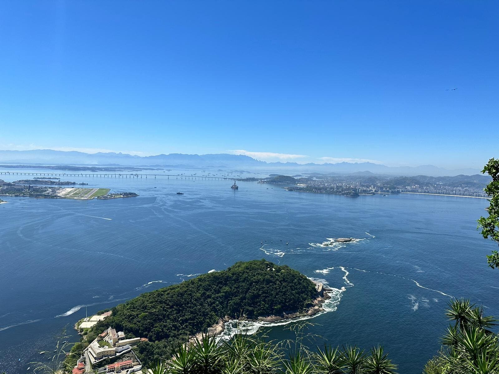 Panorama sur la baie de Guanabara et les reliefs de Rio