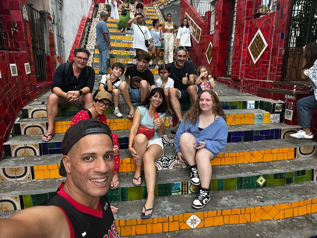 Emmanuel avec des voyageurs sur les escaliers Selarón