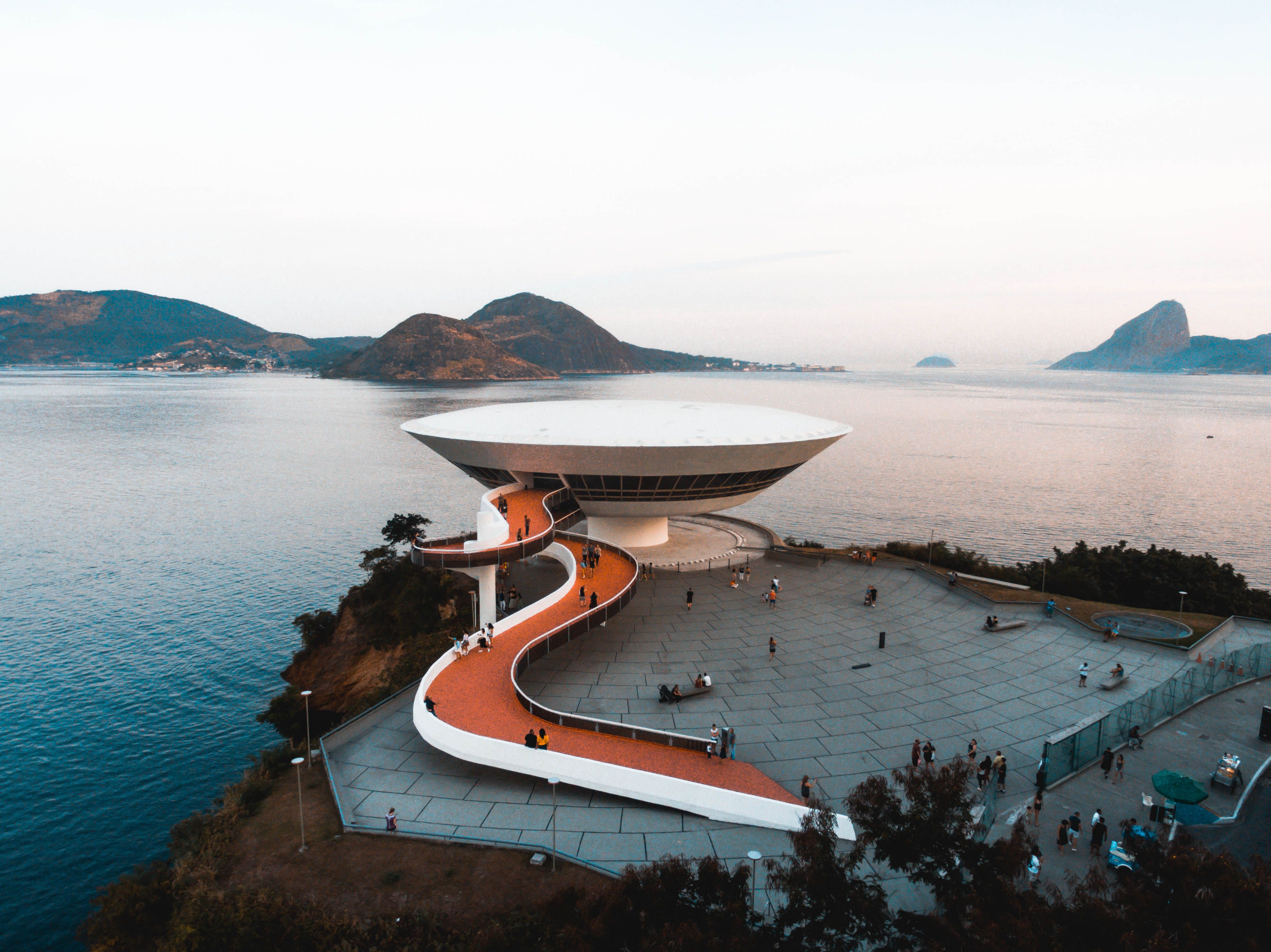 Musée d’Art Contemporain de Niterói face à la baie