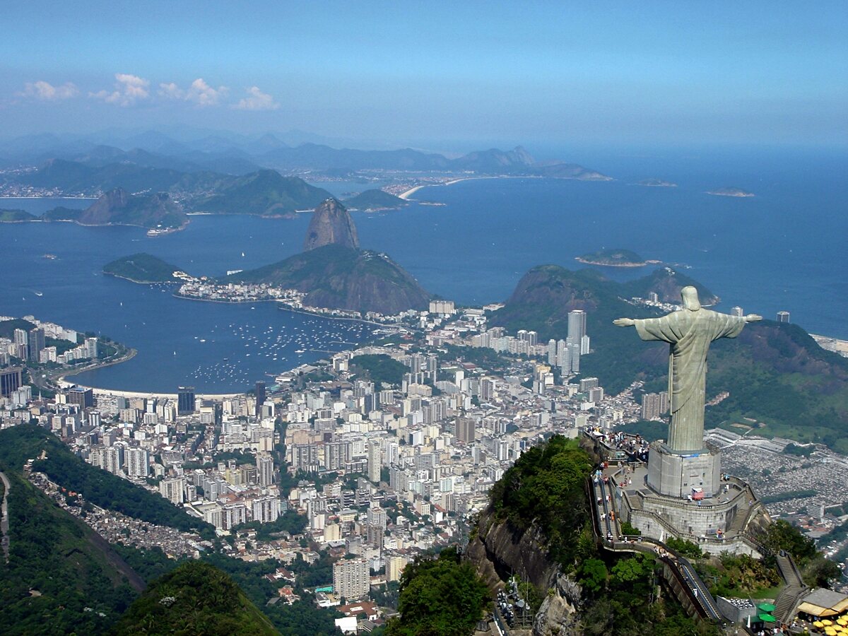 Vue aérienne de Rio, du Christ Rédempteur et du Pain de Sucre