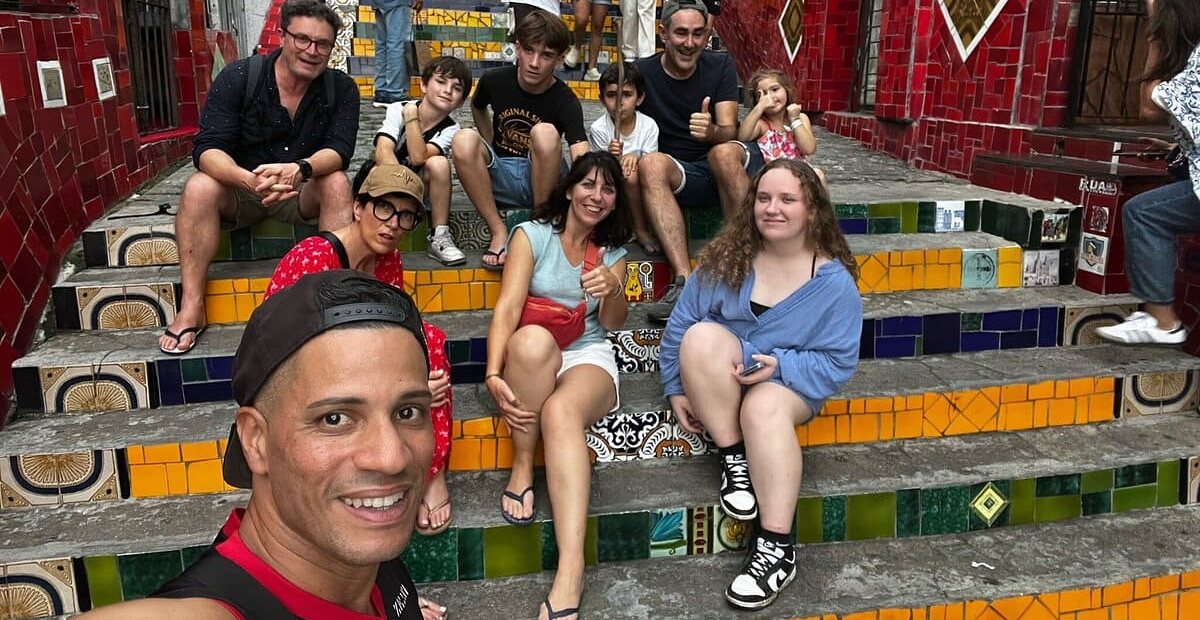 Emmanuel avec un groupe de voyageurs sur les escaliers Selarón