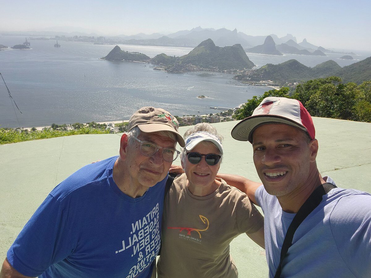 Voyageurs avec Emmanuel devant le panorama du Parque da Cidade à Niterói