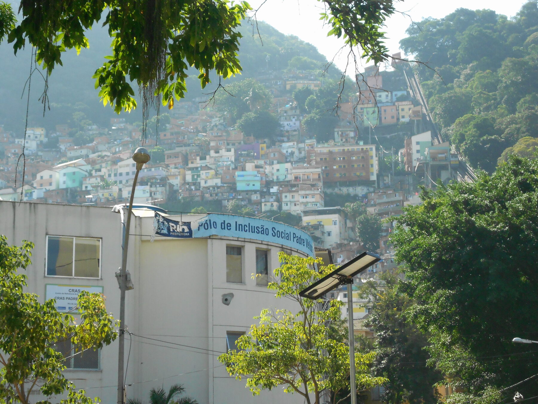 Vue d’ensemble de la favela Santa Marta à Botafogo
