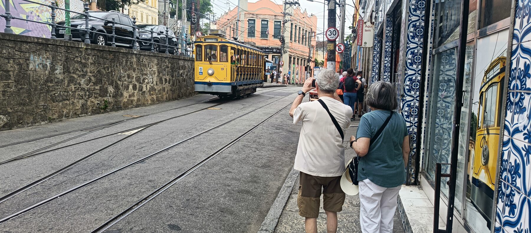 Le célèbre tramway jaune dans les rues de Santa Teresa